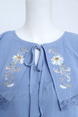 画像3: axes femme / 刺繍入ケープブラウス F ブルー Y-26-06-10-045-AX-BL-SZ-ZY (3)