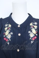 画像3: axes femme / ミックスフルーツ刺繍ブラウス F 紺 Y-26-06-10-019-AX-BL-SZ-ZY (3)