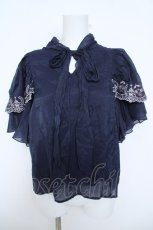 画像1: axes femme / レース風刺繍入フリルブラウス F ネイビー Y-26-06-10-020-AX-BL-SZ-ZY (1)