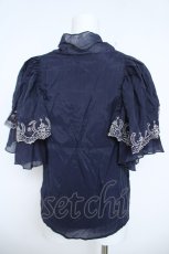 画像2: axes femme / レース風刺繍入フリルブラウス F ネイビー Y-26-06-10-020-AX-BL-SZ-ZY (2)