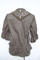 画像2: axes femme / 繊細レース使いブラウス M カーキ Y-26-06-10-035-AX-BL-SZ-ZY (2)