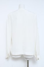 画像2: INGEBORG / リボン付きタック入りブラウス  白 Y-26-06-12-004-LO-BL-SZ-ZY (2)