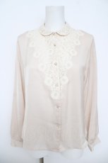 画像1: an another angelus / ヨークレースビジュー釦ブラウス F PINK BEIGE Y-26-06-14-076-CA-BL-SZ-ZY (1)