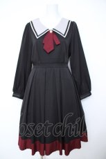 画像1: axes femme / ブローチ付セーラーワンピース F 黒 Y-26-06-18-115-AX-OP-SZ-ZY (1)