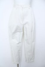 画像1: INGEBORG / タック入りテーパードパンツ  白 Y-26-06-18-188-LO-PA-SZ-ZY (1)