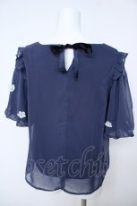 画像2: axes femme POETIQUE / フラワーモチーフシフォントップス  紺 Y-26-06-24-052-AX-TO-SZ-ZY (2)