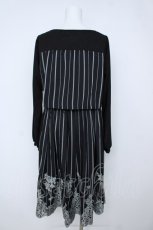 画像2: axes femme / 素材切替刺繍バックシャンワンピース  黒 Y-26-06-24-087-AX-OP-SZ-ZY (2)