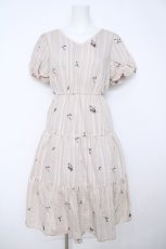 画像1: axes femme / ストライプ刺繍ティアードワンピース  淡ピンク Y-26-06-24-089-AX-OP-SZ-ZY (1)