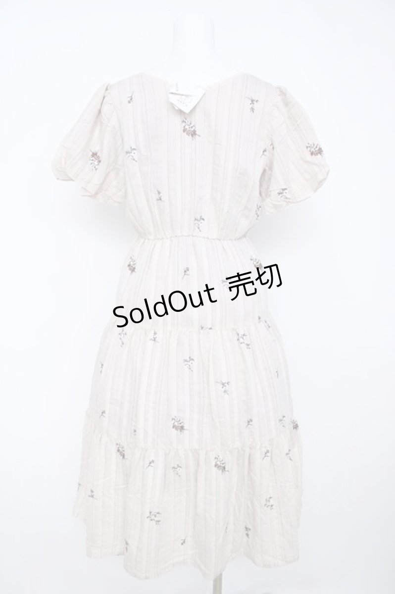 画像2: axes femme / ストライプ刺繍ティアードワンピース  淡ピンク Y-26-06-24-089-AX-OP-SZ-ZY (2)