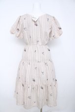 画像2: axes femme / ストライプ刺繍ティアードワンピース  淡ピンク Y-26-06-24-089-AX-OP-SZ-ZY (2)
