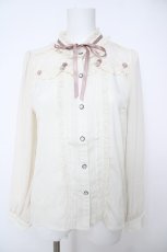 画像1: axes femme POETIQUE / 巻き薔薇デザインフリルブラウス  ベージュ Y-26-06-24-013-AX-BL-SZ-ZY (1)