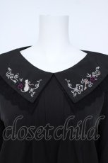 画像4: axes femme / リボン付き猫刺繍ブラウスプルオーバー  黒 Y-26-06-24-021-AX-BL-SZ-ZY (4)