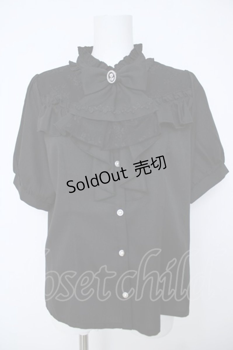 画像1: axes femme / リボン×ジャボブローチブラウス  黒 Y-26-06-24-026-AX-BL-SZ-ZY (1)