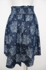画像2: axes femme / 燕×薔薇柄デニムスカート  インディゴ Y-26-06-30-143-AX-SK-SZ-ZY (2)