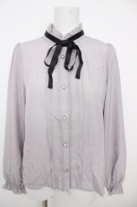 画像1: axes femme POETIQUE / フリルスタンドカラーブラウス  グレー Y-26-07-01-065-AX-BL-SZ-ZY (1)