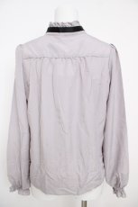 画像2: axes femme POETIQUE / フリルスタンドカラーブラウス  グレー Y-26-07-01-065-AX-BL-SZ-ZY (2)