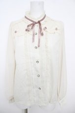 画像1: axes femme POETIQUE / 巻き薔薇デザインフリルブラウス  生成り Y-26-07-01-069-AX-BL-SZ-ZY (1)