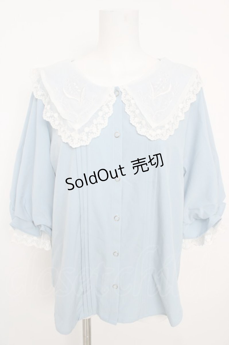 画像1: axes femme POETIQUE / 襟刺繍ボリューム袖ブラウス  サックス Y-26-07-01-082-AX-BL-SZ-ZY (1)