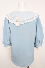 画像2: axes femme POETIQUE / 襟刺繍ボリューム袖ブラウス  サックス Y-26-07-01-082-AX-BL-SZ-ZY (2)