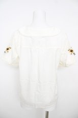 画像2: axes femme POETIQUE / ヒマワリ刺繍フリルブラウス  生成り Y-26-07-01-095-AX-BL-SZ-ZY (2)