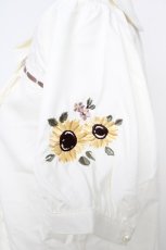 画像3: axes femme POETIQUE / ヒマワリ刺繍フリルブラウス  生成り Y-26-07-01-095-AX-BL-SZ-ZY (3)