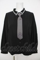 画像1: axes femme / エンブレム刺繍ネクタイ付ブラウス  黒 Y-26-07-01-015-AX-BL-SZ-ZY (1)