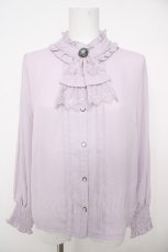 画像1: axes femme / レースジャボ付ハイネックブラウス  ラベンダー Y-26-07-01-017-AX-BL-SZ-ZY (1)