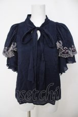 画像1: axes femme / レース風刺繍入フリルブラウス F 紺 Y-26-07-05-048-AX-BL-SZ-ZY (1)