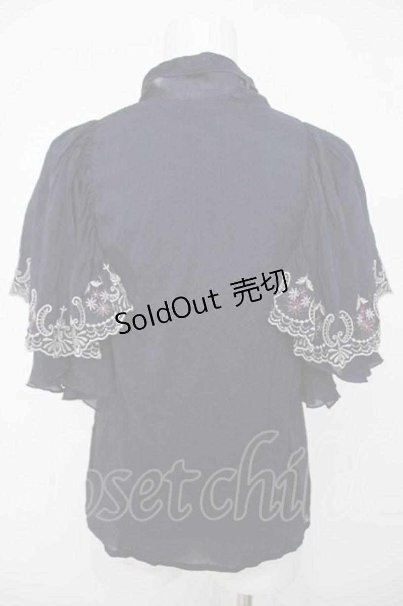画像2: axes femme / レース風刺繍入フリルブラウス F 紺 Y-26-07-05-048-AX-BL-SZ-ZY (2)