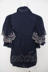 画像2: axes femme / レース風刺繍入フリルブラウス F 紺 Y-26-07-05-048-AX-BL-SZ-ZY (2)