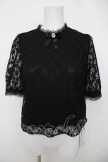 画像1: evelyn / リボンブローチレーストップス F 黒 Y-26-07-05-067-LO-TO-SZ-ZY (1)