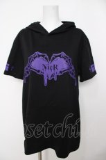 画像1: NieR Clothing / プリントフードパーカー F 黒 Y-26-07-05-070-PU-TO-SZ-ZY (1)