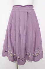 画像1: axes femme POETIQUE / チューリップ刺繍タックスカート M ラベンダー Y-26-07-05-174-AX-SK-SZ-ZY (1)