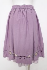 画像2: axes femme POETIQUE / チューリップ刺繍タックスカート M ラベンダー Y-26-07-05-174-AX-SK-SZ-ZY (2)