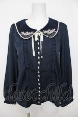 画像1: axes femme POETIQUE / 襟バラ刺繍ブラウス  紺 Y-26-07-05-032-AX-BL-SZ-ZY (1)