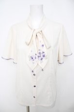 画像1: axes femme / 紫陽花刺繍リボンブラウス  白 Y-26-07-05-034-AX-BL-SZ-ZY (1)