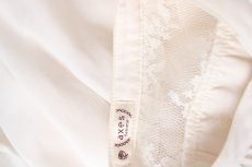 画像3: axes femme / ジャボ付きレース×フリルブラウス  生成り Y-26-07-05-035-AX-BL-SZ-ZY (3)