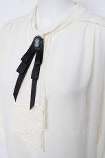 画像3: axes femme / カメオ付ラッフルフリルブラウス M 生成り Y-26-07-07-028-AX-BL-SZ-ZY (3)