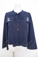 画像1: axes femme / 薔薇刺繍付け襟セットブラウス F 紺 Y-26-07-09-049-AX-BL-SZ-ZY (1)