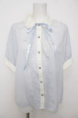画像1: axes femme POETIQUE / レースラッフルフリル半袖ブラウス  サックス Y-26-07-13-051-AX-BL-SZ-ZY (1)