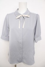 画像1: F i.n.t / リボンタイ付きロゴ刺繍衿ブラウス F サックス Y-26-07-15-063-CA-BL-SZ-ZY (1)