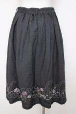 画像2: axes femme / コスモス刺繍デニムスカート  黒 Y-26-07-15-156-AX-OP-SZ-ZY (2)
