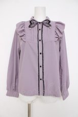 画像1: axes femme POETIQUE / バタフライ刺繍襟ブラウス  ラベンダー Y-26-07-16-001-AX-BL-SZ-ZY (1)