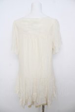 画像2: axes femme / フロント刺繍イレヘムチュニ  生成り Y-26-07-18-051-AX-OP-HR-ZY (2)