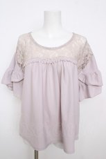 画像1: axes femme / ヨークレース変型袖プルオーバー  ラベンダー Y-26-07-18-013-AX-BL-SZ-ZY (1)