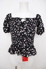 画像1: MARBLE / ブローチ付きシャーリングブラウス M-L 黒地白花柄 Y-26-07-23-027-GO-BL-SZ-ZY (1)