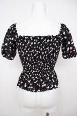 画像2: MARBLE / ブローチ付きシャーリングブラウス M-L 黒地白花柄 Y-26-07-23-027-GO-BL-SZ-ZY (2)