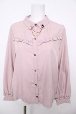 画像1: axes femme / チェーンブローチ付ブラウス M ピンク Y-26-07-27-054-AX-BL-SZ-ZY (1)
