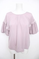 画像1: axes femme / フラワーレースパフ袖リブプルオーバー F ラベンダー Y-26-08-18-036-AX-TO-SZ-ZY (1)