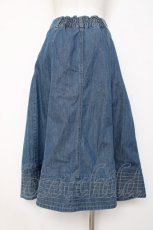 画像2: axes femme / 前釦刺繍入ミドルスカート M ウォッシュ Y-26-08-18-104-AX-SK-SZ-ZY (2)